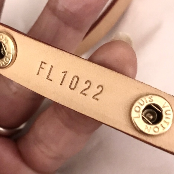 Louis Vuitton Monogram Pochette Florentine - Picture 14 of 14